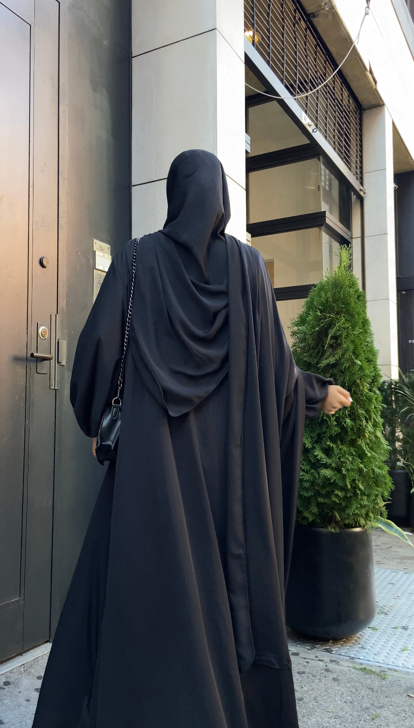 Loose black abaya with elastic sleeve and pockets -Simplicite Official